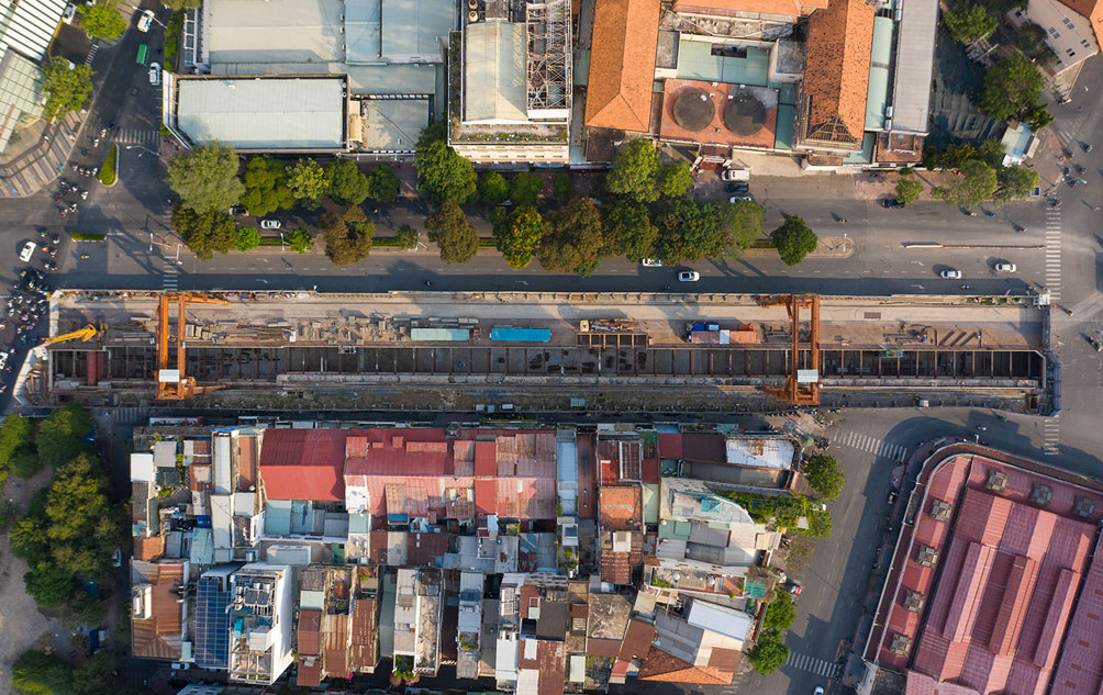 Gói thầu CP 1a từ ga Bến Thành (phía trước chợ Bến Thành) và đoạn metro đi ngầm từ nhà ga này đến ga Nhà hát Thành phố đến nay đã hoàn thành 84,9% khối lượng. Trong ảnh, mặt đường Lê Lợi từ công viên Quách Thị Trang đến đường Nam Kỳ Khởi Nghĩa, đây là đoạn sắp tới nhà thầu sẽ bắt đầu lấp đất tái lập mặt đường.