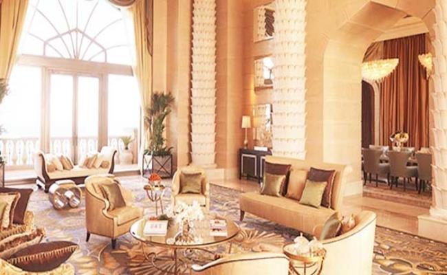 Căn phòng Royal Bridge Suite của khách sạn này sở hữu lối thiết kế mái vòm, và tầm nhìn có thể ngắm trọn cảnh Vịnh tuyệt đẹp bên ngoài. Khu vực này nằm trên một hòn đảo nhân tạo và du khách có thể khám phá bờ biển Dubai. 
