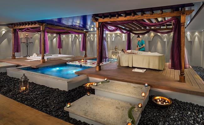 Sau bữa ăn là hoạt động thư giãn với spa kiểu Thổ Nhĩ Kỳ (Spa 24carat), trong đó gồm các dịch vụ từ massage, sữa, tắm dầu và một mặt nạ vàng đặc biệt đắp mặt với giá 6.800 USD (hơn 156 triệu đồng)/lần.
