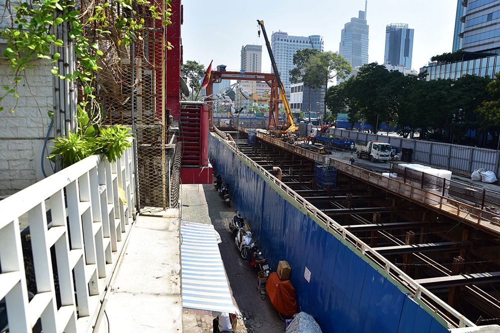 Khu vực đường Lê Lợi, trung tâm TP.HCM bị rào chắn xây dựng tuyến metro số 1&nbsp;bắt đầu từ giữa tháng 10.2016, kéo theo rất nhiều hệ lụy cho người dân.&nbsp;Hiện tại, đoạn đi ngầm này vẫn đang được rào kín, thi công một nửa mặt đường Lê Lợi phía bên các dãy nhà dân liền kề nhau 5 năm qua.