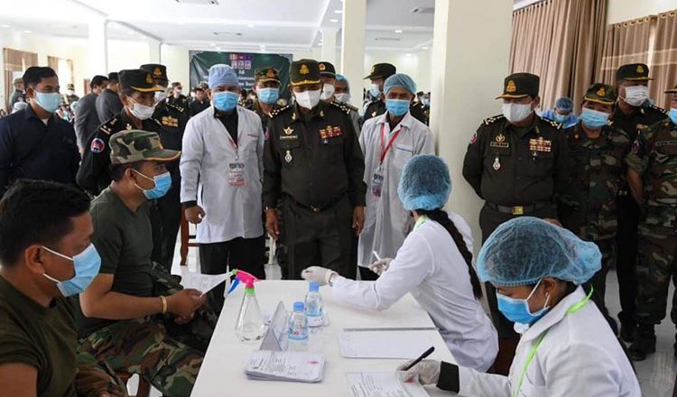 Quân đội Campuchia tham gia kiểm soát dịch bệnh đang bùng phát ở nhiều tỉnh thành trong nước (ảnh: Khmer Times)