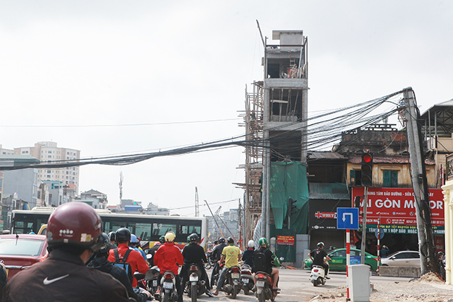 Sau khi giải phóng mặt bằng để phục vụ làm đường vành đai 2 đoạn Đại La – Minh Khai (Hai Bà Trưng, Hà Nội), hình ảnh những ngôi nhà kỳ dị, siêu mỏng, siêu méo lại xuất hiện hai bên đường. Hình ảnh căn nhà "siêu mỏng" nằm ngay ngã tư Minh Khai - Bạch Mai - Trương Định đang xây dựng lại sau khi bị thu hồi 2/3 diện tích đất