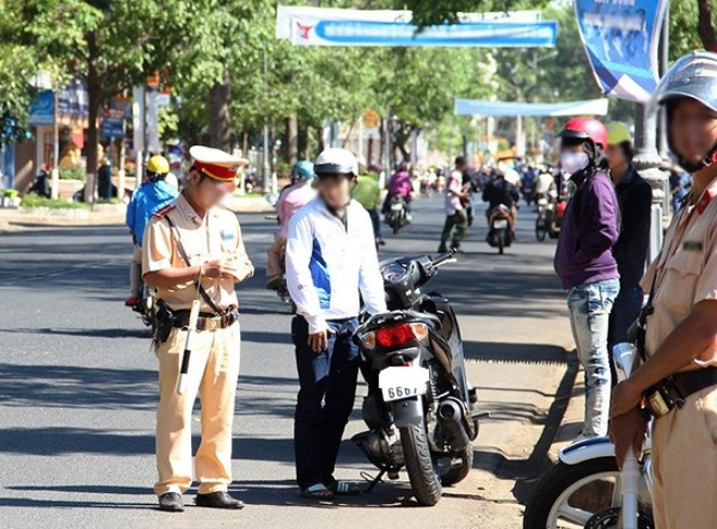 Ngoài bị xử phạt hành chính, xe có thể bị tạm giữ nếu chủ xe không xuất trình được Giấy đăng ký xe.