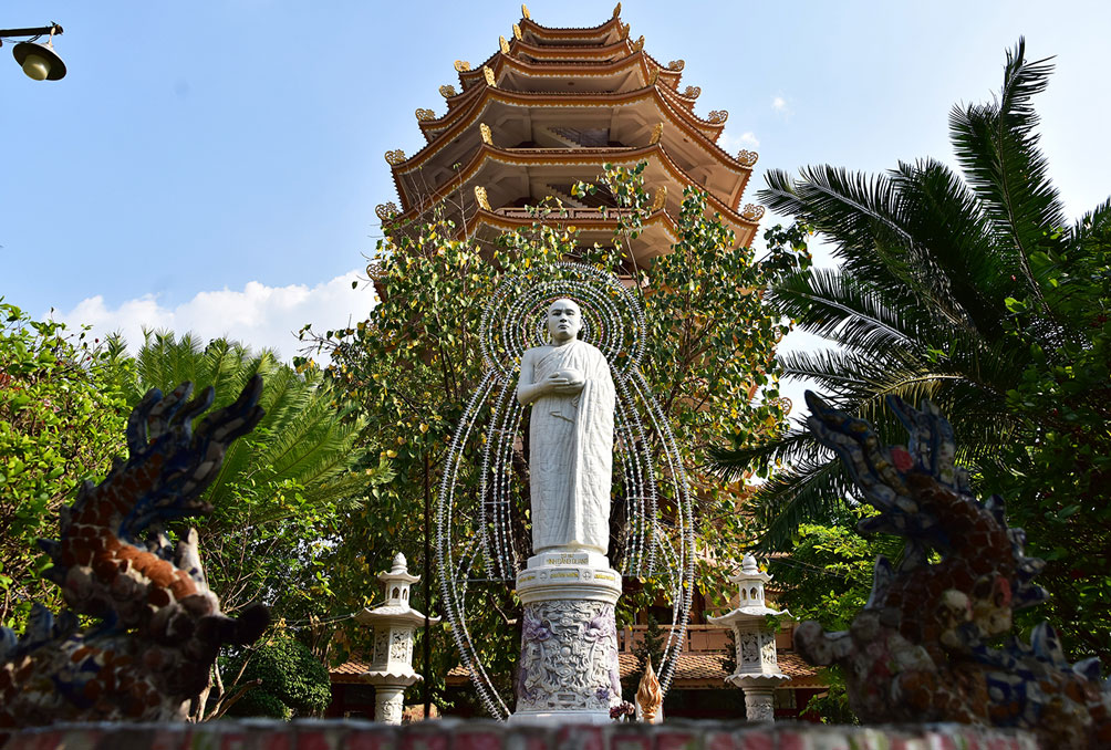 Trong khuôn viên pháp viện rộng rãi, trồng khá nhiều cây xanh, bonsai là tượng Tổ sư Minh Đăng Quang màu trắng đặt trước bảo tháp Xá Lợi. Tổ sư là người khai sơn hệ phái Khất sĩ từ năm 1944, với chí nguyện: "Nối truyền Thích ca chánh pháp". Đây là một trong 9 tổ chức thành viên thống nhất thành lập Giáo hội Phật giáo Việt Nam.