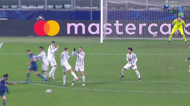 Ronaldo quay mặt để né trái bóng khi làm hàng rào khiến Juventus nhận bàn thua từ cú sút phạt của Sergio Oliveira ở cuối hiệp phụ thứ 2