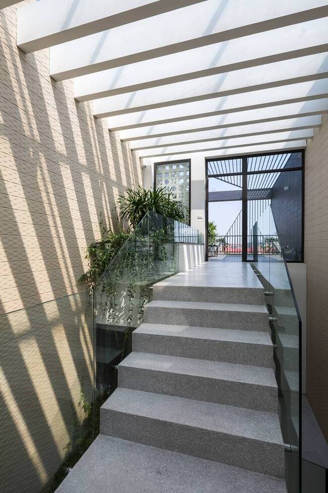 Hơn nữa, khoảng trống giúp lấy sáng tốt hơn và đảm bảo sự đối lưu không khí trong nhà. Mọi người khi di chuyển trên cầu thang qua các tầng vừa có thể nhìn thấy cây cối, vừa có thể quan sát và kết nối dễ dàng với các tầng.
