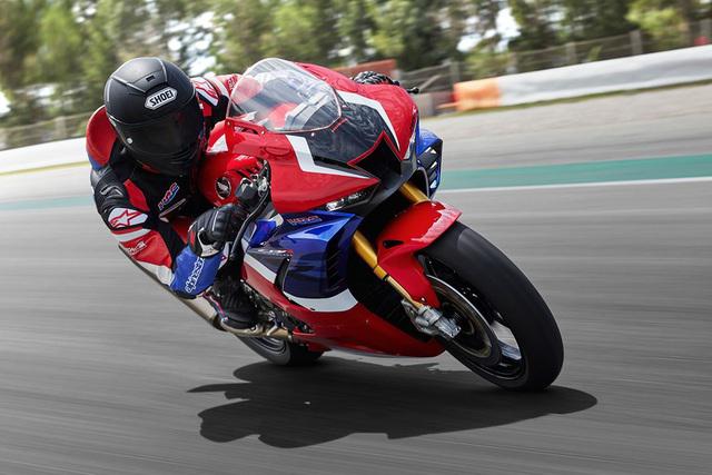 Là một mẫu SportBike hiệu suất cao nên Honda CBR1000RR-R sử dụng cụm kính chắn gió đặt nghiêng góc 35 độ lái gió qua người lái và phần đuôi xe tạo đường gió di chuyển ít bị cản nhất có thể giúp giảm tình trạng bốc đầu khi tăng tốc và cải thiện độ ổn định của đầu xe khi phanh.