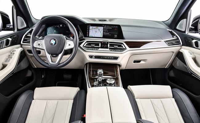 Chiếc BMW X7 của Trấn Thành được tậu sau khi anh chàng bán lại chiếc xe Mercedes-Benz S450 4Matic đời 2019.
