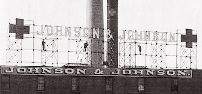 Công ty Johnson and Johnson đã cảnh báo khách hàng của mình qua các phương tiện truyền thông