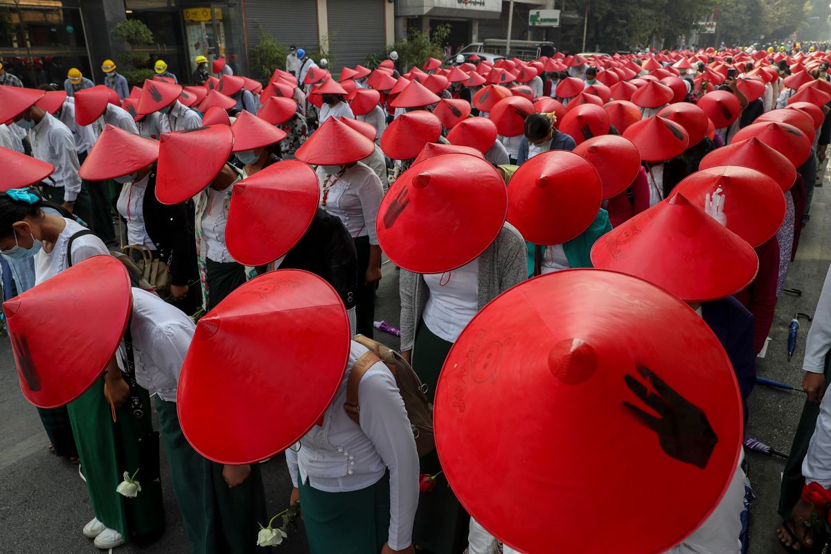 Giáo viên Myanmar đội nón đỏ biểu tình phản đối đảo chính (ảnh: CNN)