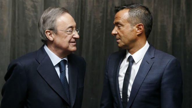 Chủ tịch Real Madrid - Florentino Perez có thể đã "đi đêm" với siêu cò Jorge Mendes để nhằm giúp Ronaldo tái hợp CLB Hoàng gia Tây Ban Nha