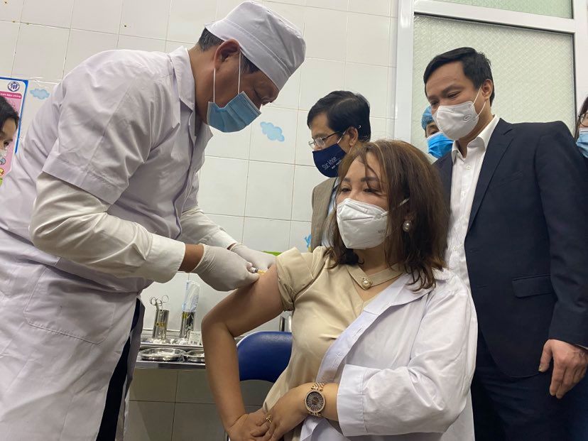 Thứ trưởng Y tế Đỗ Xuân Tuyên trực tiếp tiêm vắc-xin cho cán bộ y tế tại Hải Dương.
