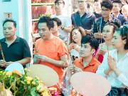 Đời sống Showbiz - Quang Hà và &quot;ông bầu&quot; Quang Cường cúng Tổ nghiệp sân khấu tại nhà riêng