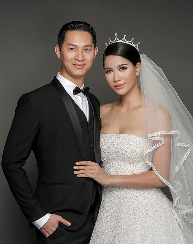 Người đẹp 8X đã kết hôn với doanh nhân Louis Trần - Việt kiều Mỹ. Chồng của Trang Trần hiện là nhân viên văn phòng ở Mỹ, mỗi năm đều về Việt Nam thăm vợ con.
