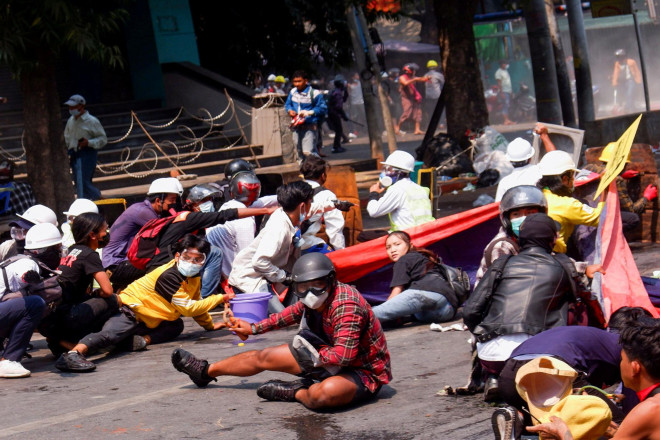 Người biểu tình nằm xuống tránh đạn khi cảnh sát nổ súng để giải tán 1 cuộc biểu tình ở Mandalay ngày 3-3. Ảnh: Reuters