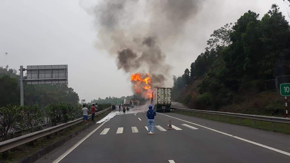 Xe container bốc cháy ngùn ngụt trên cao tốc Nội Bài – Lào Cai.
