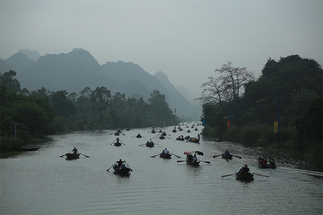 Sáng nay (13/3), du khách đã đổ về chùa Hương (xã Hương Sơn, huyện Mỹ Đức, Hà Nội) thắng cảnh, dâng lễ đầu năm sau&nbsp;một thời gian dài phải đóng cửa vì dịch COVID-19. Ban quản lý&nbsp;thắng cảnh cho biết, trong sáng 13/3 có khoảng 12.000 người đến với chùa Hương.