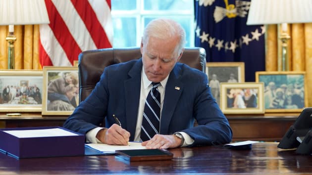 Tổng thống Mỹ Joe Biden thông qua gói kích thích kinh tế trị giá 1.900 tỷ USD.