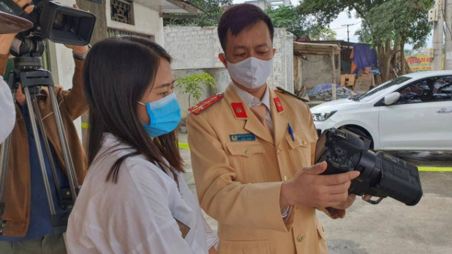 Nữ lái xe yêu cầu CSGT cho xem hình ảnh vi phạm tốc độ trên tuyến đường Hồ Chí Minh qua địa bàn huyện Chương Mỹ, TP Hà Nội