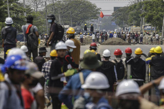 Người biểu tình tại vùng ngoại ô TP Yangon hôm 13-3. Ảnh: Reuters