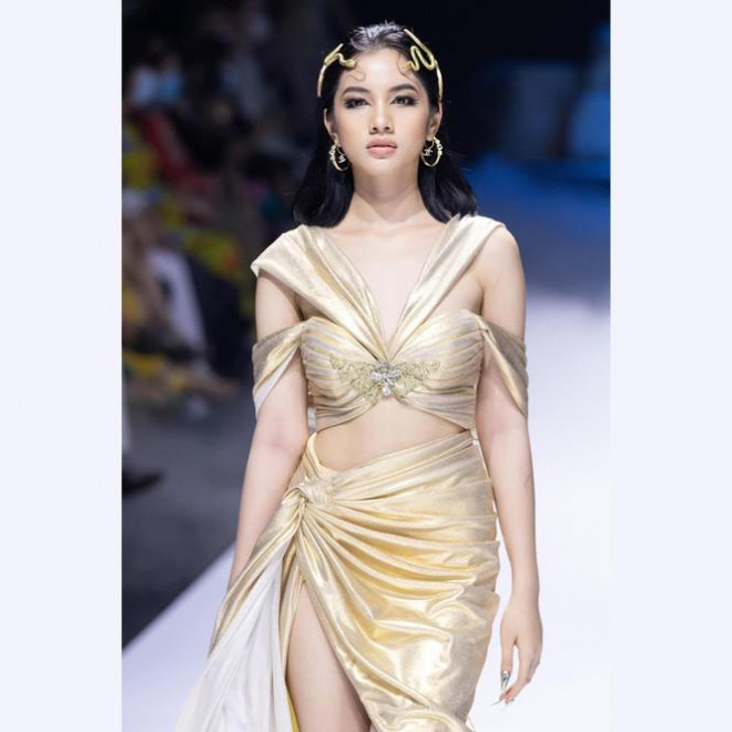 Cô tự tin sải bước trên sàn catwalk.