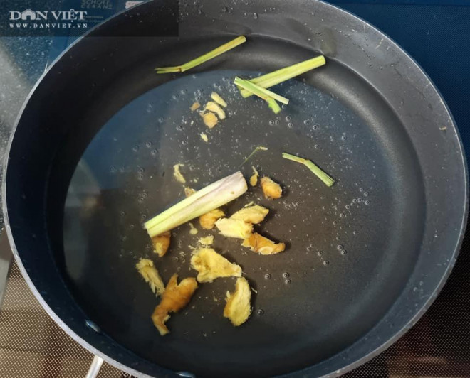 Đun nước với sả và gừng đập dập