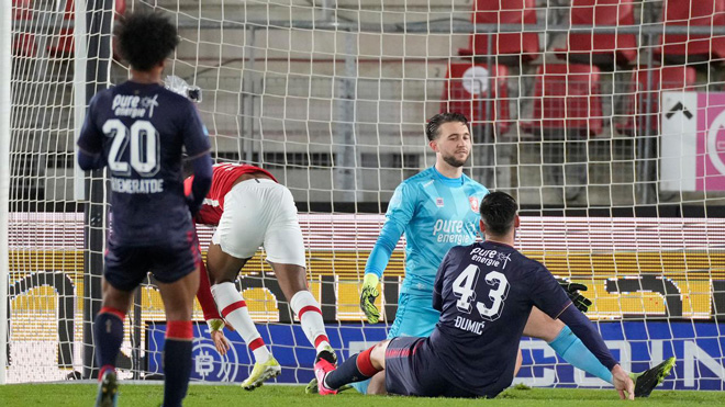 Thủ môn của Twente chỉ biết ngồi nhìn Dumic sau pha phản lưới