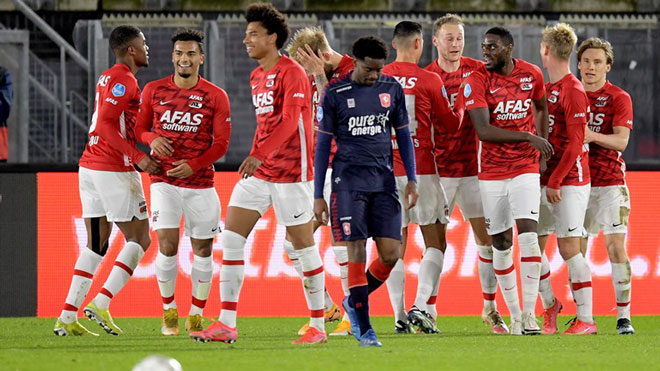 AZ Alkmaar thắng chung cuộc 4-1 dù bị tước 2 bàn thắng