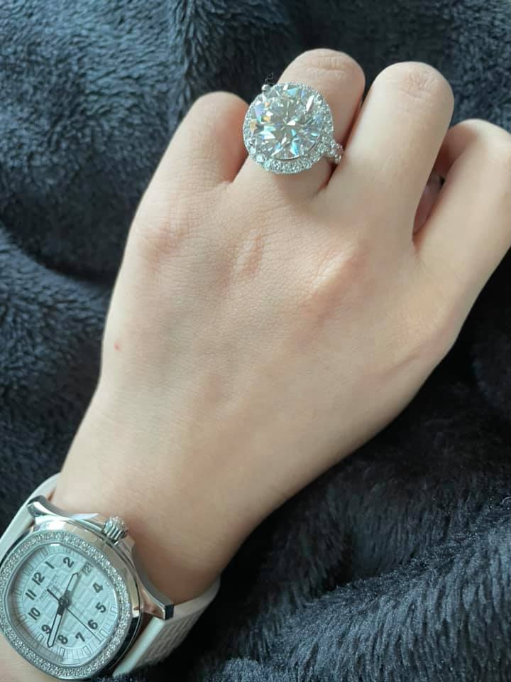 Viên kim cương được một người chị của Ngọc Trinh đấu giá hộ bên Mỹ có mức giá 14 tỷ nay được cô giảm còn một nửa.