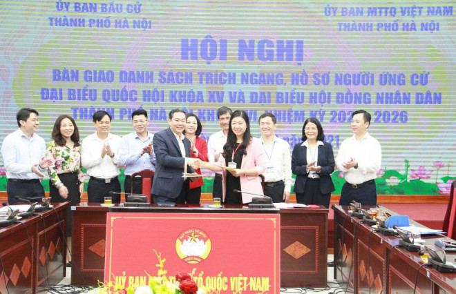 Ủy ban Bầu cử TP.Hà Nội bàn giao Danh sách trích ngang người ứng cử đại biểu Quốc hội khóa XV và đại biểu HĐND TP.Hà Nội khóa XVI, nhiệm kỳ 2021-2026 cho Ủy ban MTTQ Việt Nam TP.Hà Nội.