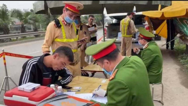 Lực lượng thuộc Cục CSGT (Bộ Công an) lập biên bản lái xe dương tính với ma tuý trên tuyến cao tốc Hà Nội - Bắc Giang