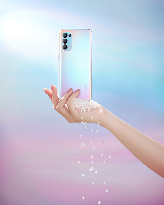 OPPO Reno5 5G màu Bạc Đa Sắc chuyển đổi màu sắc theo từng góc nhìn và ánh sáng