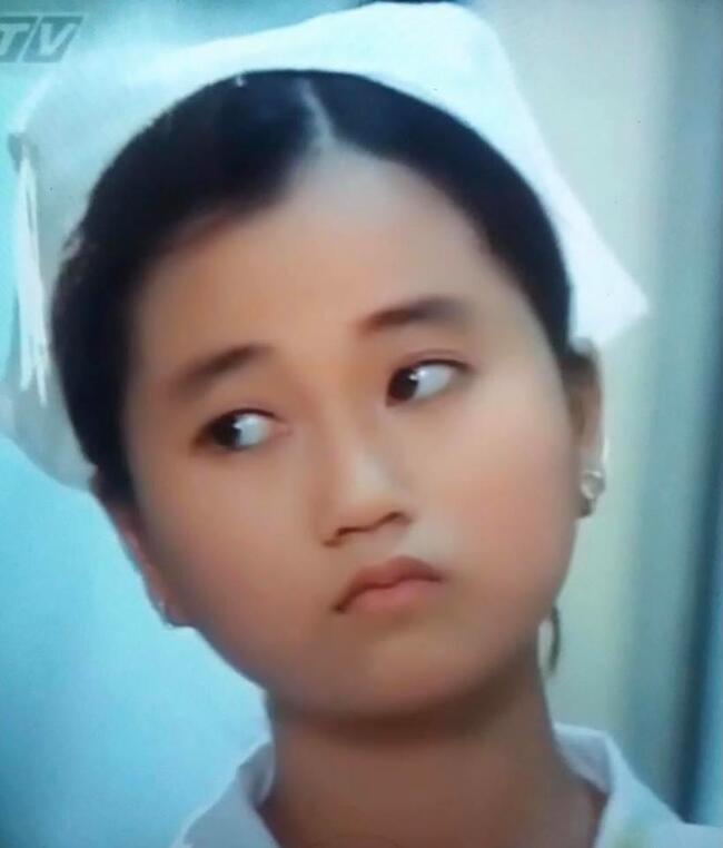 Lâm Vỹ Dạ khoe ảnh 16 tuổi khi đóng một vai “qua đường” trong bộ phim “Vòng xoáy tình yêu”. Người đẹp được khen thơ ngây, dễ thương.
