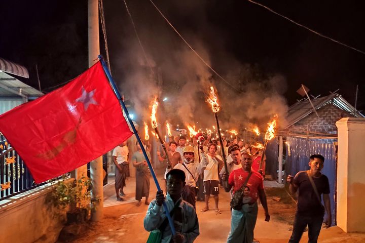 Người biểu tình đốt đuốc phản đối đảo chính ở Myanmar (ảnh: Reuters)