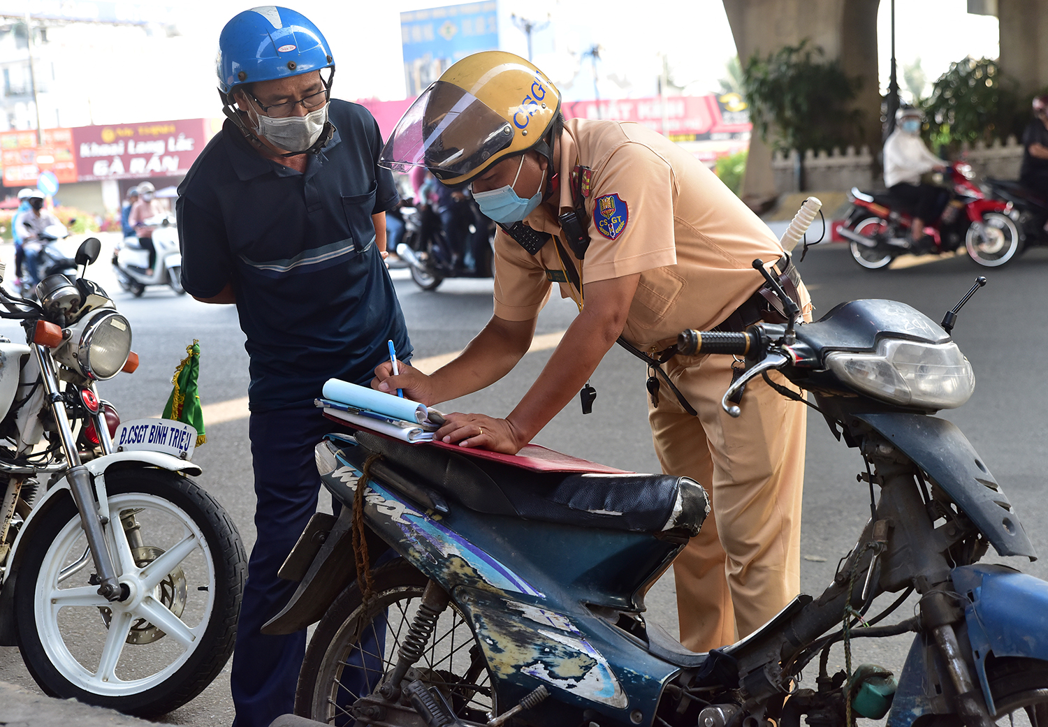 Chiếc xe của ông Võ Văn Đức (ngụ TP Thủ Đức) lưu thông qua quốc lộ 13 vào TP Thủ Đức bị lập biên bản đã khá cũ, không có gương chiếu hậu, không có đèn chiếu gần, đèn chiếu xa, không còi, không giấy phép lái xe. Người đàn ông này thừa nhận chưa nghe đến việc bị xử phạt loại xe cũ này. “Chiếc xe này tôi mua giá 1 triệu đồng để bán hàng rong 3 năm nay, giờ bị thu giữ, xử phạt không biết lấy gì mà di chuyển đây”, chủ xe này buồn cho hay.