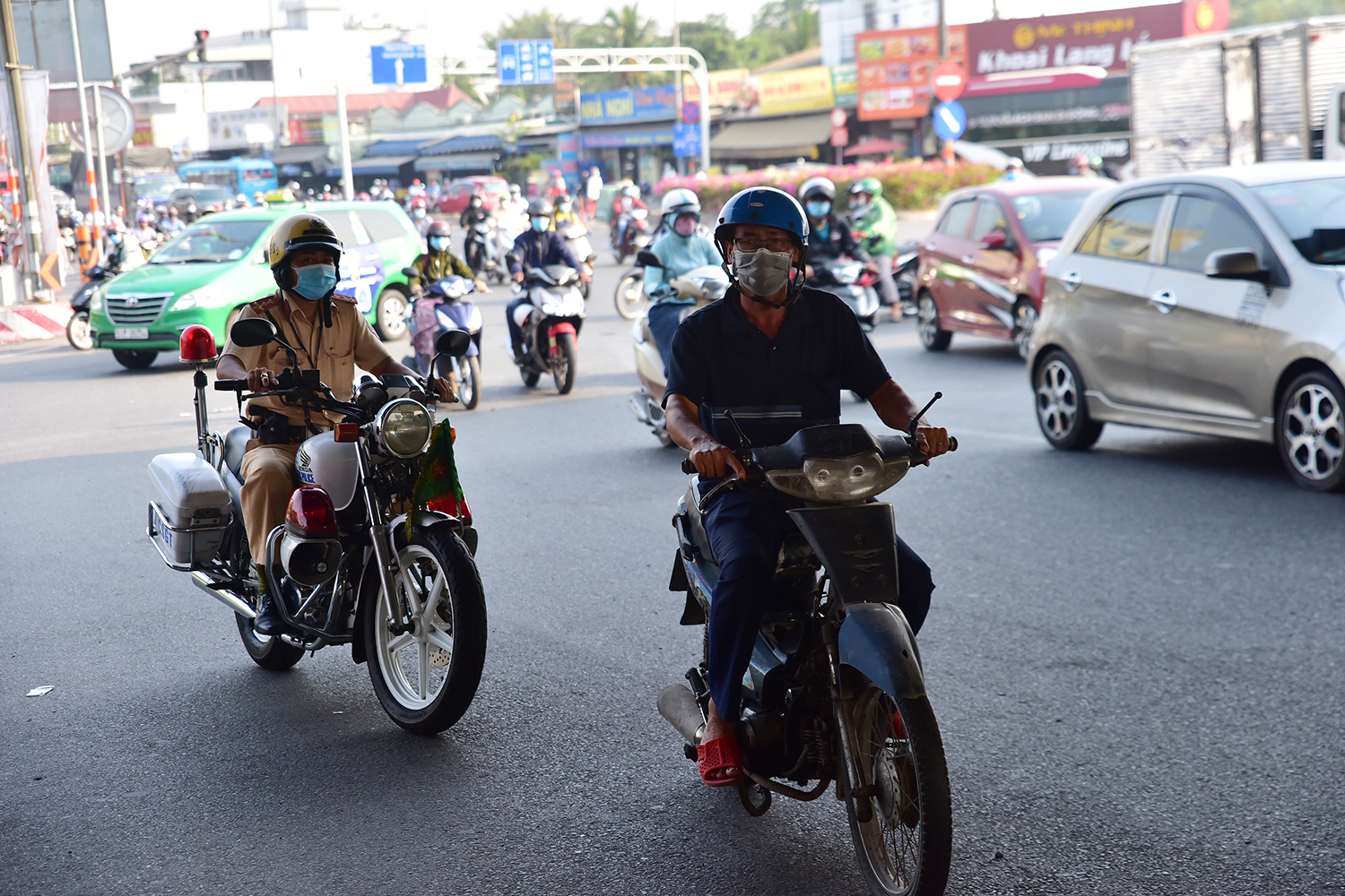 Ngoài đứng chốt, lực lượng CSGT còn tuần tra trên đường nhằm phát hiện, xử lý các loại xe này lưu thông quanh khu vực. Trước đó, ngày 1-14/3, các đội, trạm thuộc Phòng CSGT TP.HCM đã tuyên truyền đến người dân ngừng sử dụng xe cơ giới cũ nát, xe tự chế. Sau thời gian này, việc xử phạt sẽ được áp dụng trên toàn thành phố. Kế hoạch cao điểm kiểm tra, xử lý xe cơ giới không đảm bảo tiêu chuẩn an toàn, kỹ thuật, xe cũ nát, xe tự chế được công khai trên trang Thông tin điện tử của Phòng CSGT đường bộ - đường sắt, Công an TP.HCM và trụ sở các đơn vị tổ chức công khai tuần tra kiểm soát.