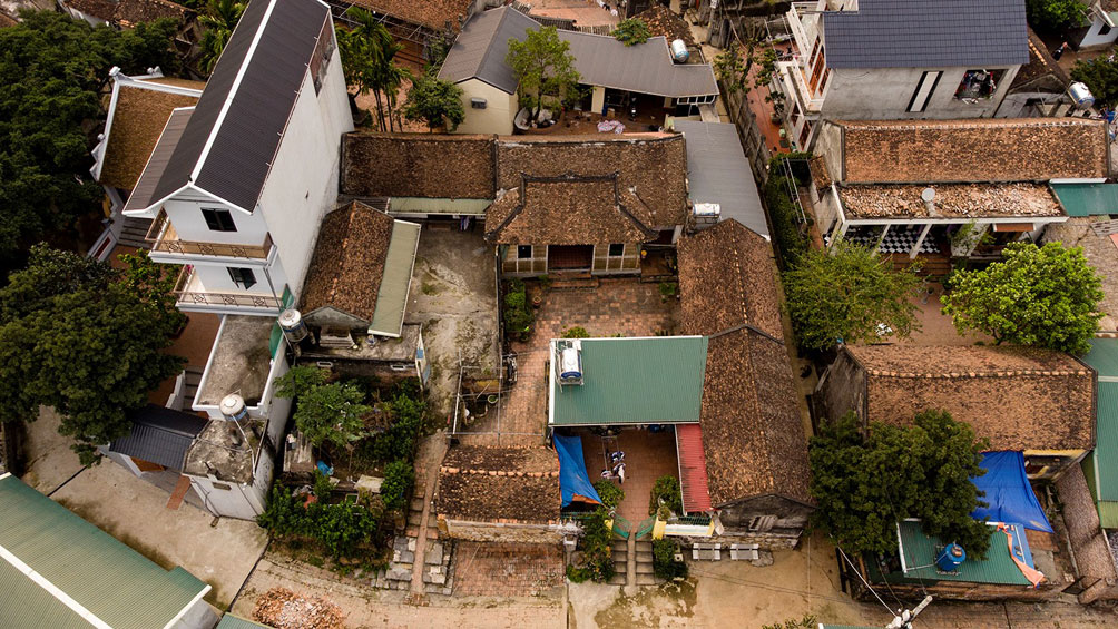 Nằm sâu trong ngôi làng Trường Yên (Chương Mỹ, Hà Nội), có một ngôi nhà cổ được xây dựng gần 200 năm tuổi mang đậm kiến trúc của nhà miền Bắc xưa. Chủ nhân hiện tại của căn nhà là ông Trịnh Văn Hùng.