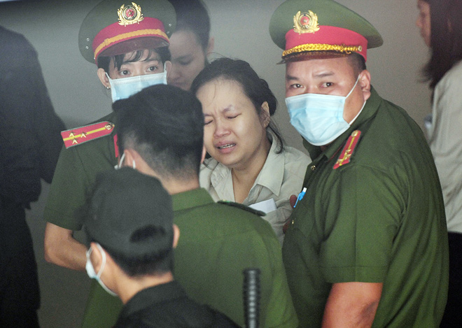 Phạm Thị Thiên Hà, chủ mưu vụ án được dìu ra sau khi hoãn phiên xử phúc thẩm sáng nay. Ảnh: Hồng Lam