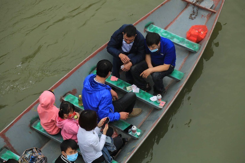 Du khách đánh bài ngay trên thuyền khi vào chùa Hương trẩy hội.