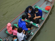 Tin tức trong ngày - Xử phạt du khách chơi bài trên thuyền vào chùa Hương trẩy hội