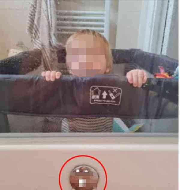 Bà mẹ 27 tuổi gửi ảnh chụp con trai vào nhóm, không để ý hình ảnh khỏa thân của mình đã bị nắp lỗ thoát nước trong bồn tắm phản chiếu.