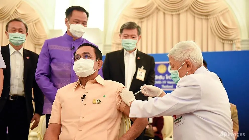 Thủ tướng Thái Lan được tiêm vắc-xin AstraZeneca hôm 16/3. Ảnh: AP