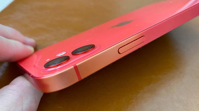 Khung nhôm của iPhone 12 bị phai màu đáng tiếc.