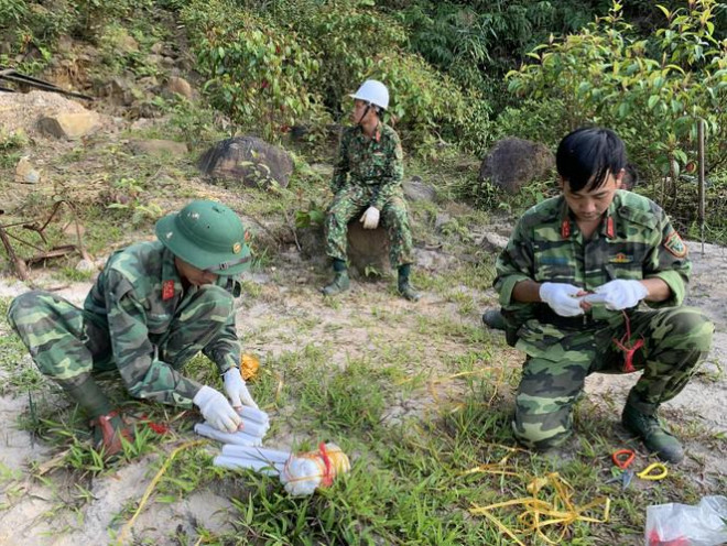 Các cán bộ chiến sĩ thực hiện việc đánh sập các hầm vàng trái phép.&nbsp;