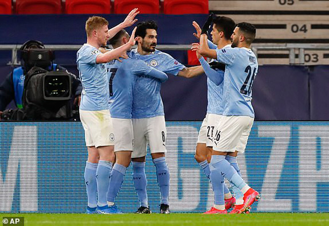 Các cầu thủ Man City chia vui cùng Gundogan