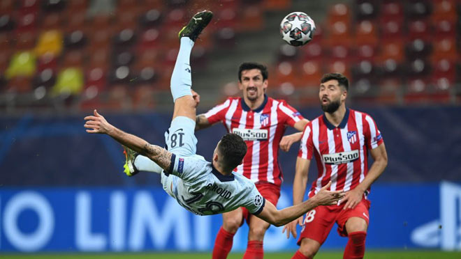 Giroud "ngả bàn đèn" tung lưới Atletico Madrid