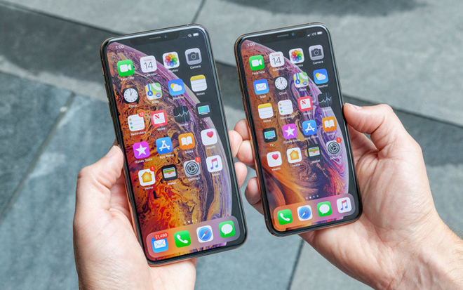 iPhone Xs (phải) có màn hình bé hơn nhiều so với iPhone Xs Max (trái).