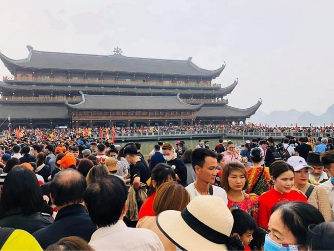 Cảnh người dân chen chúc tại chùa Tam Chúc hôm 14/3/2021.