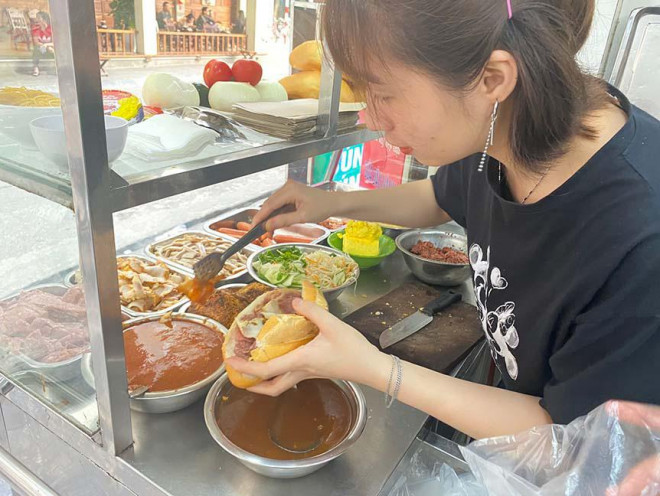 Bánh mì phố cổ" tại 38 Đinh Liệt đã có 30 năm tuổi. Ảnh: Hồng Vân