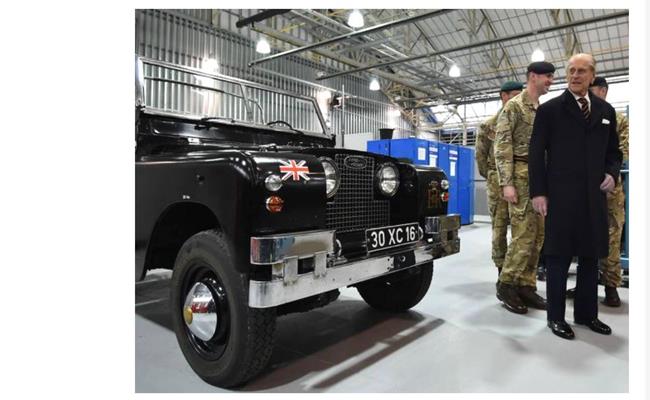 Đây là hình ảnh Hoàng tế Philip, Công tước xứ Edinburgh bên cạnh chiếc Land Rover Series 2A 1960s.
